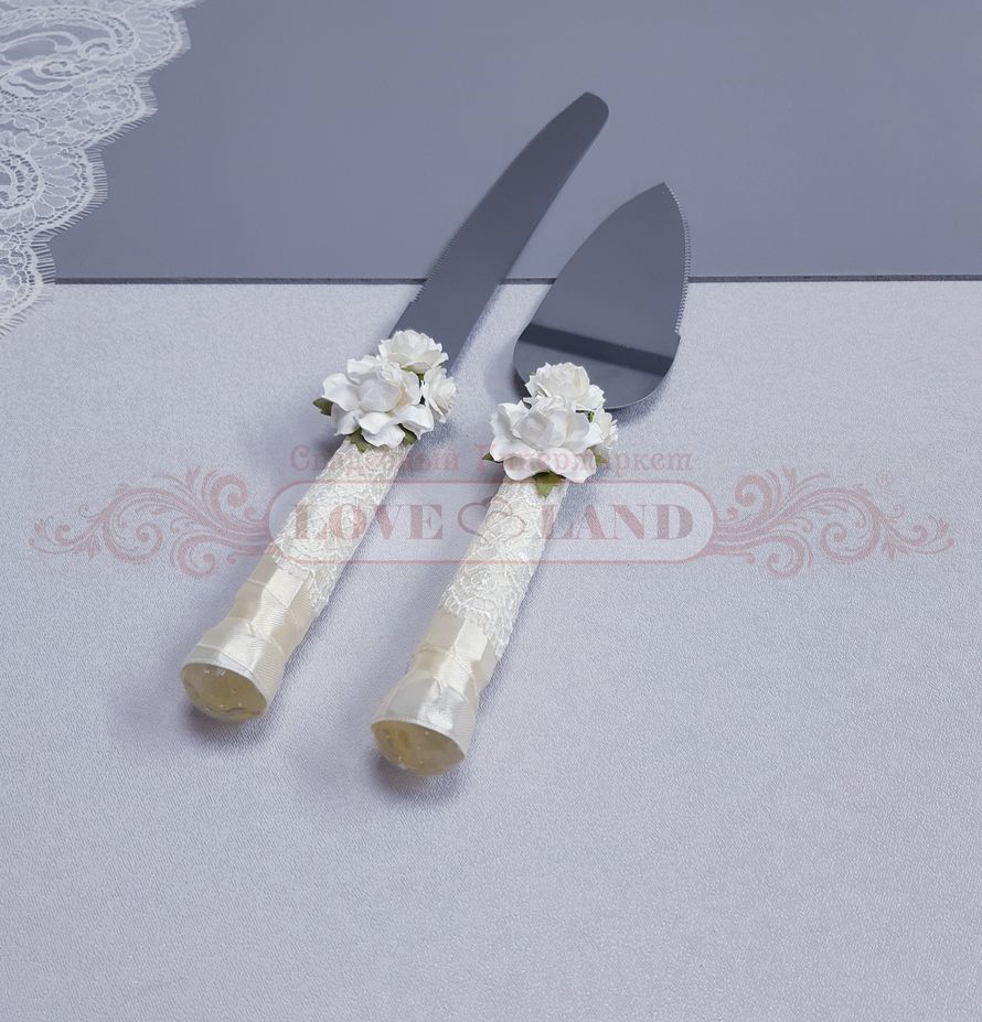 Нож для разрезания торта на свадьбе