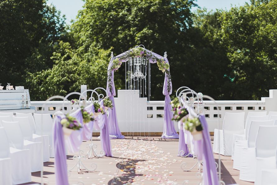 Свадебная подковообразная арка для выездной церемонии на природе, увитая цветами, зеленью, тканью и бусами - фото 2951717 Фотограф Лолита Лопатина