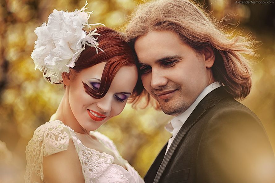 Причёску невесты украсил пышный гофрированный пион  ручной работы с тонкими перьями - фото 1009457 Александр Мамонов - фотограф