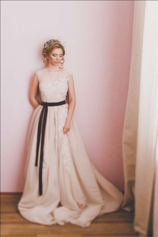 Невеста в бежевом платье А-силуэта с закрытым корсетом с цветочными аппликациями и черным поясом на талии - фото 2888607 Софи2906
