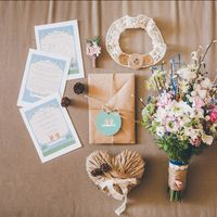 Приглашения на свадьбу, подвязка, подушечка для колец и букет, выдержанных в одном стиле