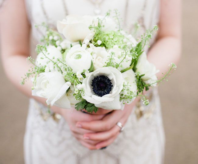 Белый букет невесты из анемонов, роз и ландышей  - фото 1183097 Свадебный распорядитель Дарья Емельянова