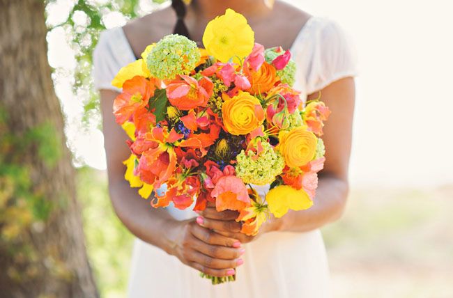 Осенний букет невесты из желтых ранункулюсов, салатового вибурнума, коралловых орхидей и маков - фото 1183113 Свадебный распорядитель Дарья Емельянова