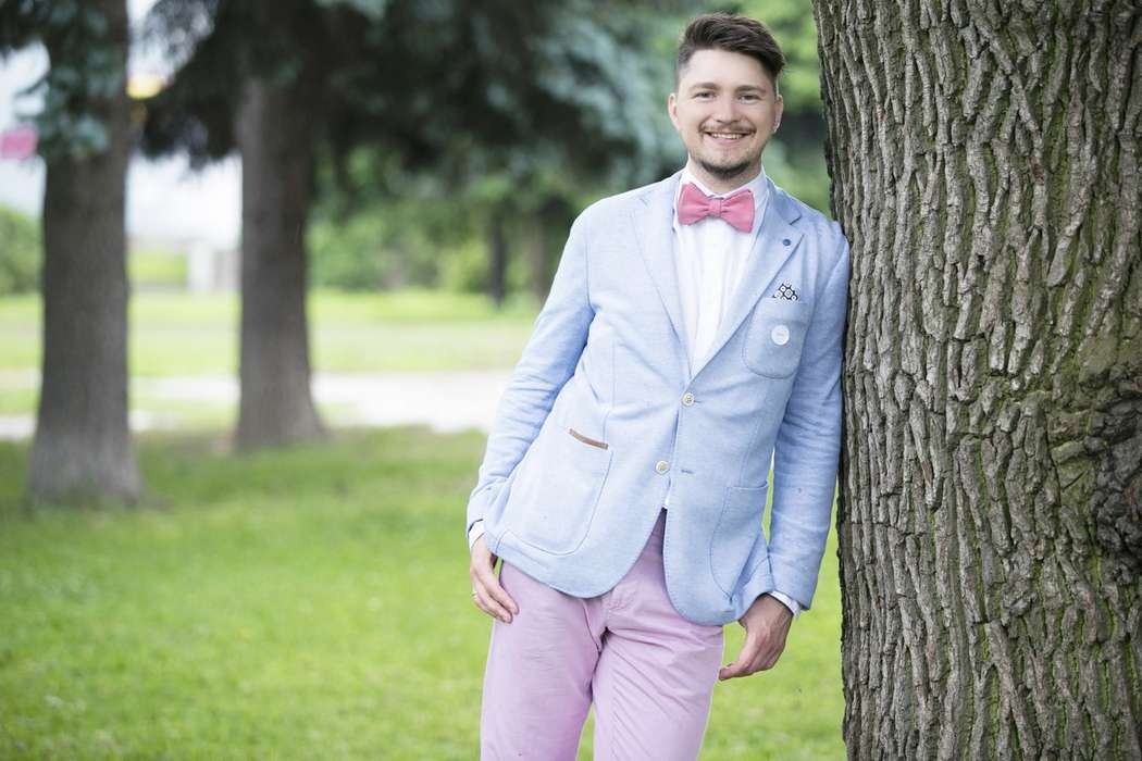 Жених в розовых брюках, голубом пиджаке, белой рубашке с розовым галстуком-бабочкой - фото 2735535 Назарова Алена - фотограф