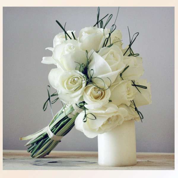 Букет невесты из белых роз и завязанного зеленого лигуструма  - фото 1064839 Julietelle Design - оформление и декор