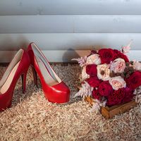 Свадебный букет в бордовом цвете. Свадебные бордовые туфли.