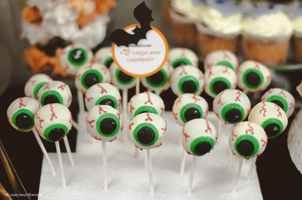 Кейк-попсы в виде глаза, украшенные белой, зелёной глазурью, на высоких шпажках, для тематической вечеринки Хэллоуин - фото 1763489 Whitedogbakery - кенди бар
