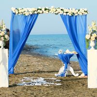 Оформление церемонии на пляже в синем цвете.