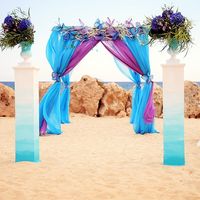 Выездная церемония на Кипре. Целая палитра ярких красок порхала на пляже по желанию невесты.
