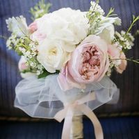 Розово-белый букет невесты из роз, хамелациума и гортензий