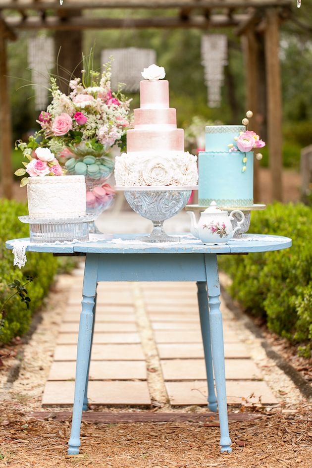 Маленький голубой столик, на котором стоят торты,украшенные цветами  - фото 1258771 lemonade