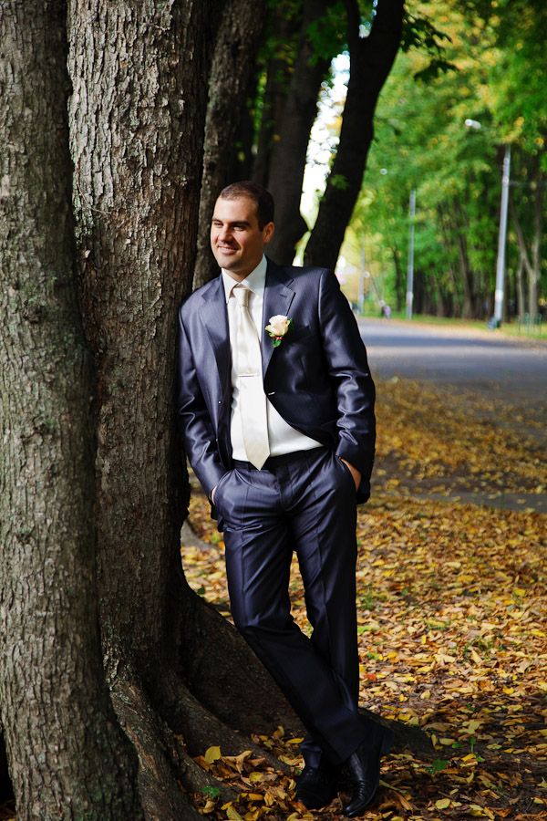 Классический синий костюм жениха "двойка" с белой рубашкой, белым галстуком и розовой бутоньеркой в петлице пиджака - фото 532470 Невеста01