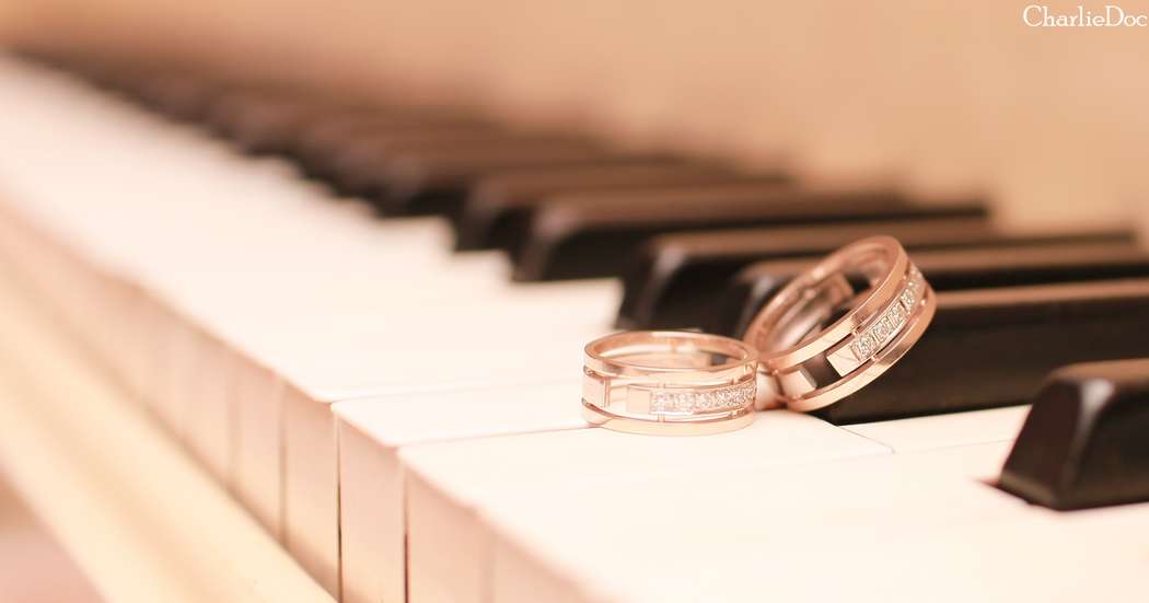 Обручальные кольца с нежным рисунком и бороздками на фоне клавиш пианино. - фото 1828879 Фотограф Милагин Антон