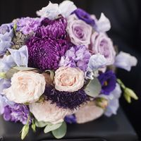 Сиреневый букет невесты из эустом, астр и роз