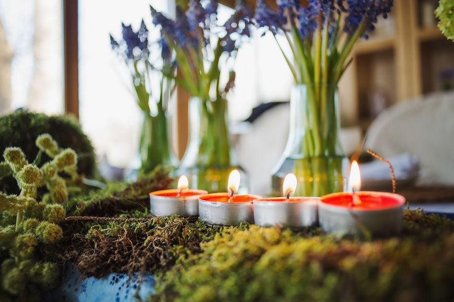 свечи и мох в декоре свадьбы - фото 2052370 Мастерская флористики и декора Scenario