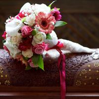 Букет невесты в розовых и белых тонах из калл, гербер и роз