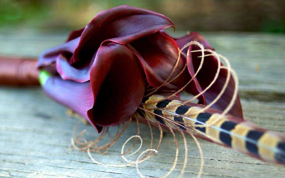Бутоньерка из бордовых калл и перьев, на столе - фото 1446995 Студия цветов "101 роза"