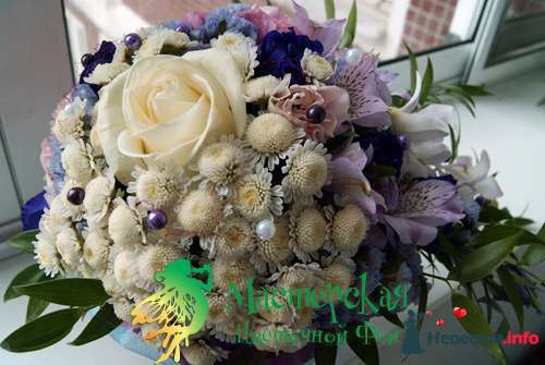Букет невесты "Сиреневая капелька" с каждой стороны выглядит по-разному, в целом сохраняя гармонию цвета. Вид сверху) - фото 144535 Мастерская цветочной феи - цветы