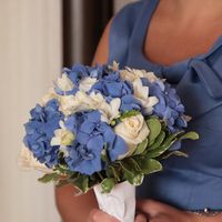 Букет невесты из голубых гортензий и белых роз