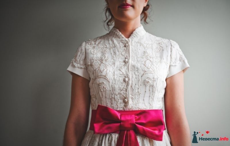 Платье невесты украсил широкий розовый атласный бант на поясе - фото 369893 наперегонки