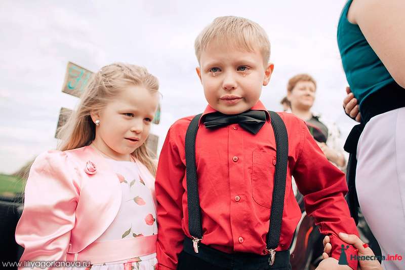 Девочка с мальчиком в праздничных нарядах на выездной церемонии на свадьбе в красных тонах - фото 140432 Seirceil