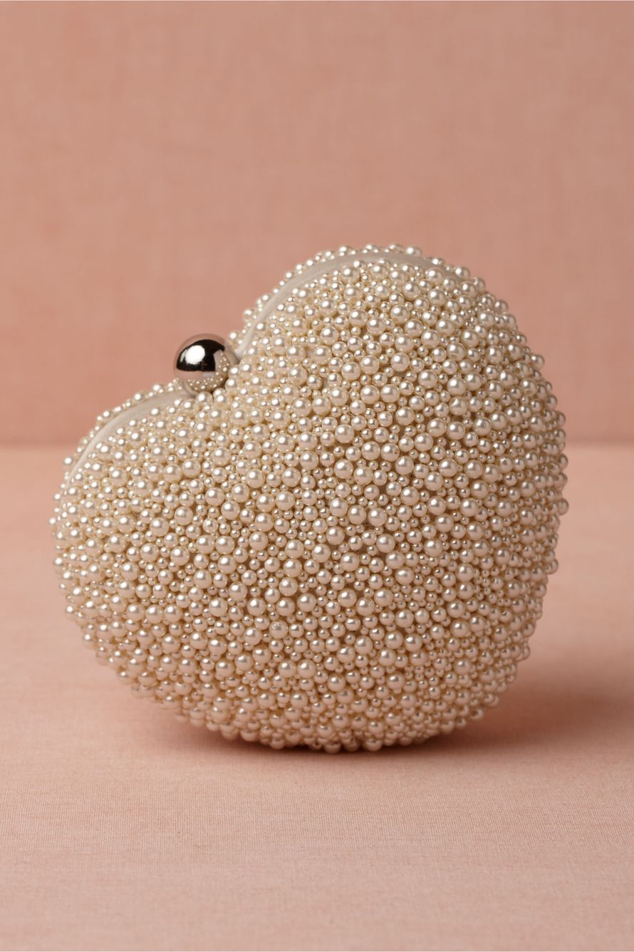 Небольшая сумочка-клатч в форме сердца, усыпанная жемчужными бусинами - фото 1749421 "Bombons di VS design" - свадебные аксессуары