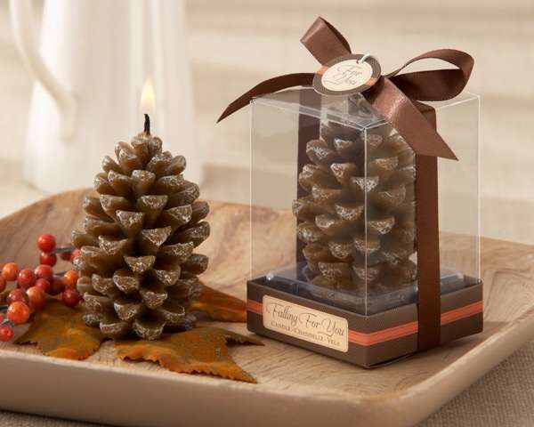 Полупрозрачная бонбоньерка с коричневой ленточкой и свечей внутри в виде еловой шишки - фото 1818685 "Bombons di VS design" - свадебные аксессуары