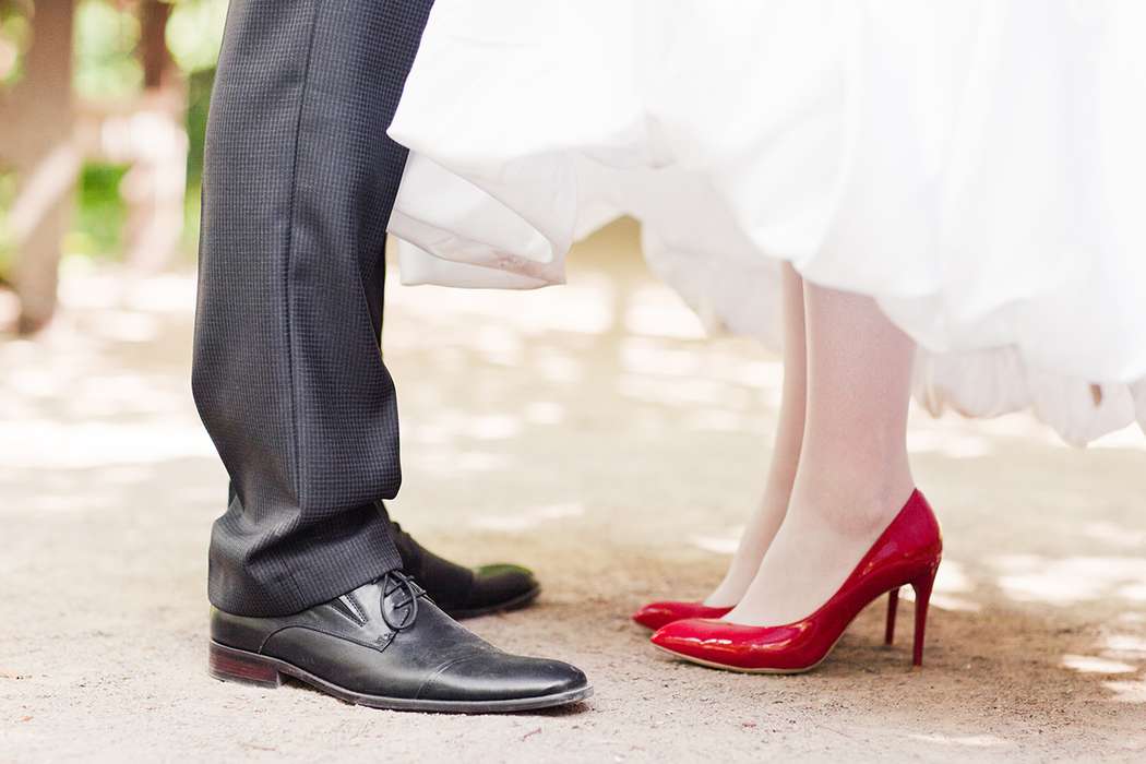 Невеста в красных лаковых туфлях на шпильке, рядом жених в черных кожаных туфлях. - фото 2715957 Венемка