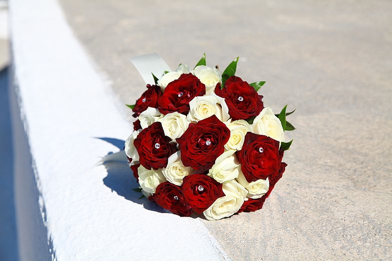 Круглый букет невесты из белых и бордовых роз - фото 1835605 Exclusivaweddings - организация свадьбы на Санторини