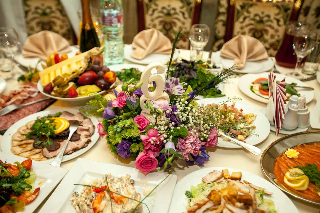 На столе стоят тарелки с блюдами и букет розово-сиреневых цветов - фото 3476465 aniska
