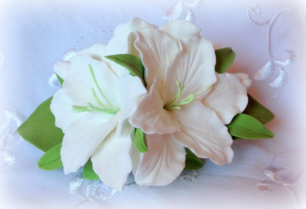 Заколка "Белая лилия" - фото 1195063 Цветочные украшения от Валентины Ткачёвой