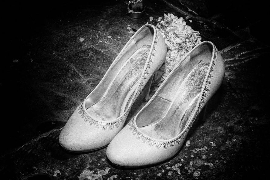 Белые классические туфли на шпильке по ободке украшены стразами. - фото 1256845 Свадебный фотограф Никулина Натали