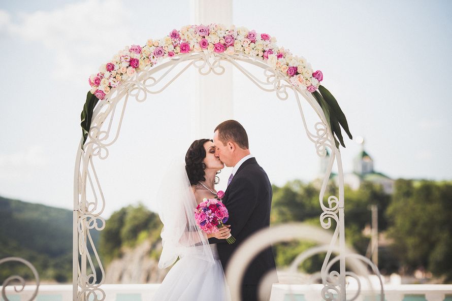 Подковообразная свадебная арка, украшенная нежными бело- розовыми цветами - фото 1228817 Фотограф Пётр Шульженко