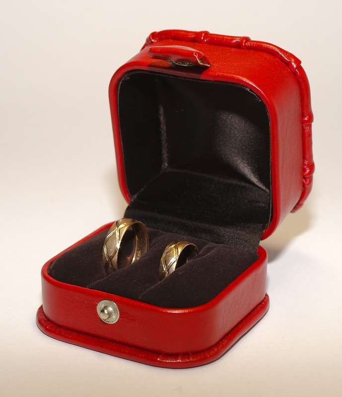 Красная коробочка с кольцами - фото 1277631 MasterSvadba - свадебные аксессуары
