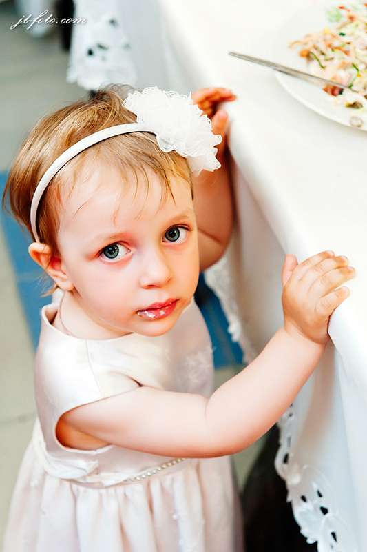 Маленькая девочка в белом праздничном платье и с ободком стоит у праздничного сервированного стола - фото 1249045 Фотограф Теренина Юлия 
