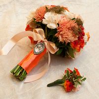 Букет невесты в оранжевой гамме из пионов, роз и астр