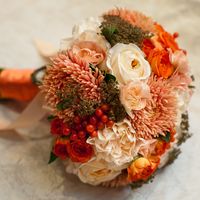 Оранжевый букет невесты из астр, роз и гвоздик