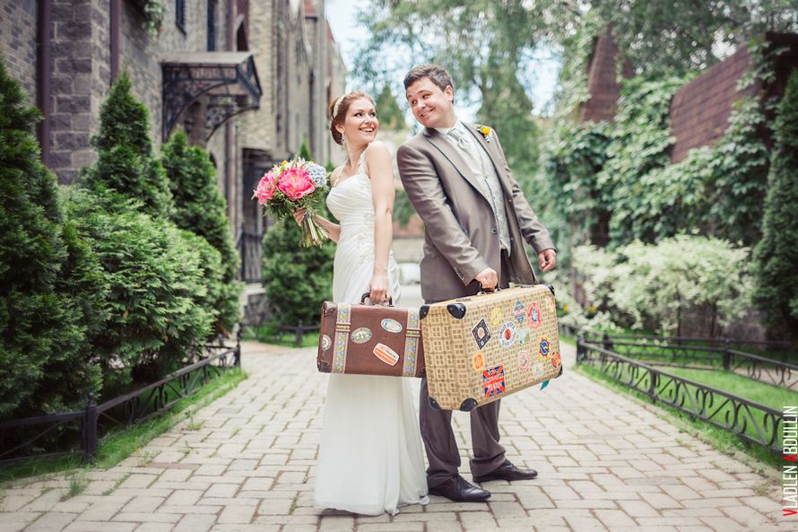 Летняя фотосессия жениха и невесты, в ретро стиле, с использованием коричневого и желтого чемоданов и букета из розовых цветов - фото 648535 Nayza - Professional beauty