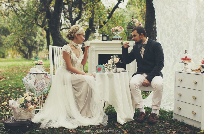 Летняя свадебная фотосессия молодоженов в лесу, у стола возле декоративного белого камина, с использованием белой скатерти, - фото 684927 Nayza - Professional beauty