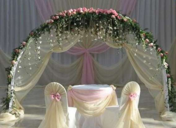 Шикарное королевское оформление и арка в бело-розовых тонах со свисающей зеленью. - фото 2553351 Студия свадебной флористики Гаяне Арутюнян