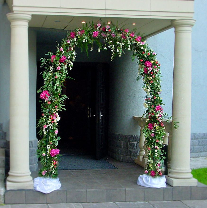 Легкая цветочная арка украшает вход - все гости с удовольствием продутся и сфотографируются вместе с ней и молодоженами! - фото 2553635 Студия свадебной флористики Гаяне Арутюнян