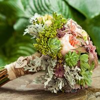 Свадебный букет из садовых цветов и суккулентов в рустикальном стиле