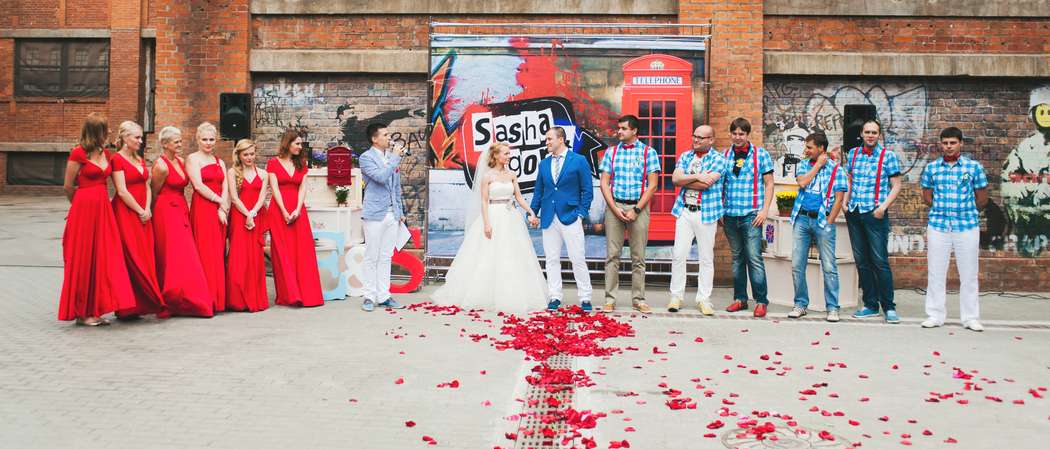 Подружки невесты в красных длинных платьях, друзья жениха в голубых клетчатых рубашках, брюках на красных подтяжках, стоят с - фото 1515635 Колчанова Светлана фотограф