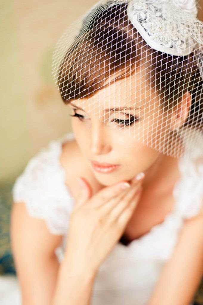Причёску невесты украсила белая кружевная вуалетка - фото 1332139 Студия стилистов- "My MakeUP"