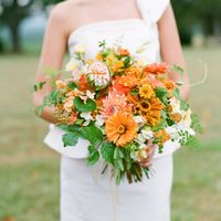 Оранжевый букет невесты из астр и зелени