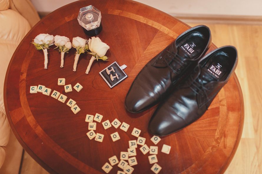 Мужские коричневые кожане туфли со шнурками, запонки и розово-белые бутоньерки - фото 1536253 Alexandra765