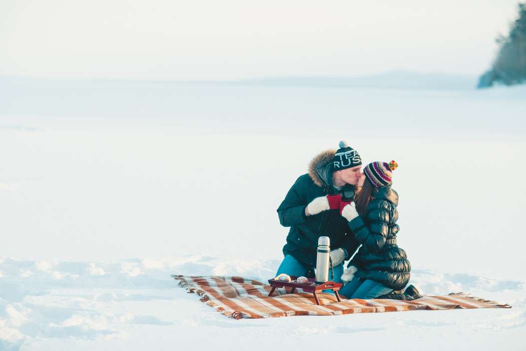 Оформление фотосессии зимней "love story": невеста и жених на коричневом клетчатом пледе, на котором стоят термос и поднос  - фото 1876713 Alexandra765