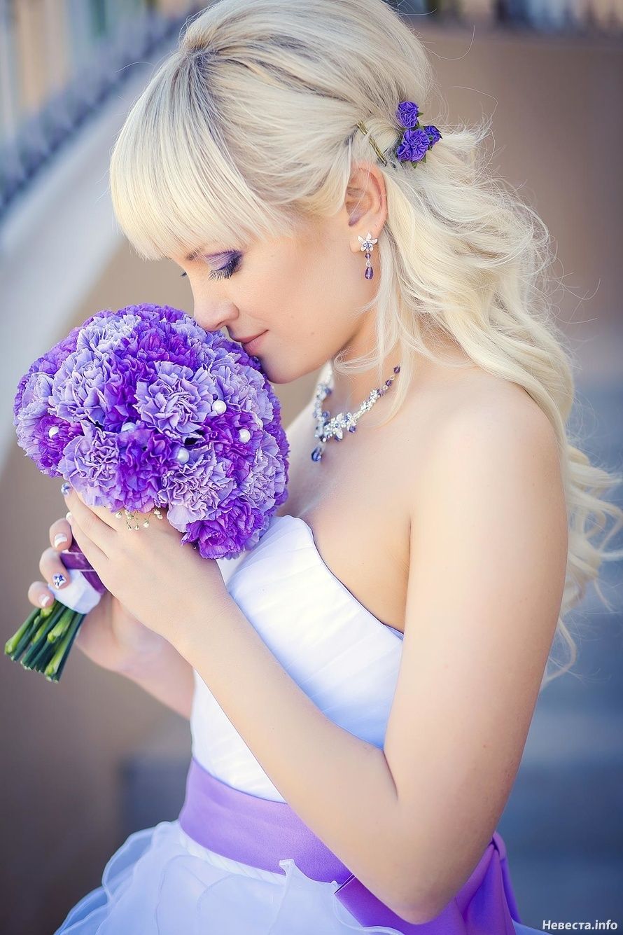 Круглый букет невесты из фиолетовых гвоздик, декорированный белыми бусинами, белой и фиолетовой атласной лентой  - фото 2027132 Ирина Яшина, ведущая