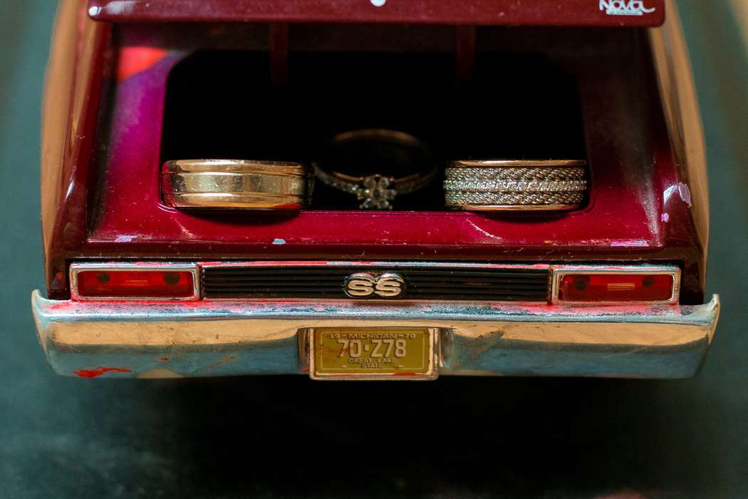 Обручальные кольца из комбинированного золота с бриллиантами в багажнике игрушечного автомобиля. - фото 3123153 Danaysha