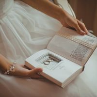 Книга с кольцами в руках у невесты